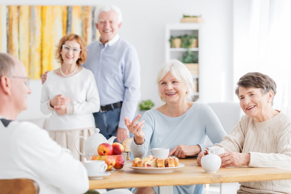 O entrar en cuestiones relacionadas con enfermedades, problemas de salud, o situaciones embarazosas asociadas a personas con impedimentos físicos, tratando de quedar bien con todos, pero causando malestar.
