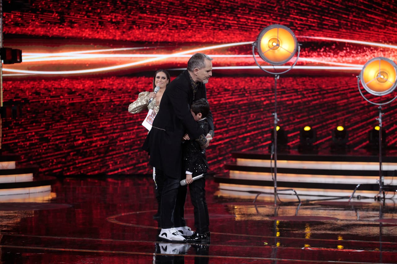 Su intérpretación fue menor a lo que él mismo esperaba, lo que lo llevó al llanto. Al verlo frustrado, Miguel Bosé dejó su lugar y pasó al escenario, desde donde le pidió a la orquesta volver a tocar las notas en el tono del niño.