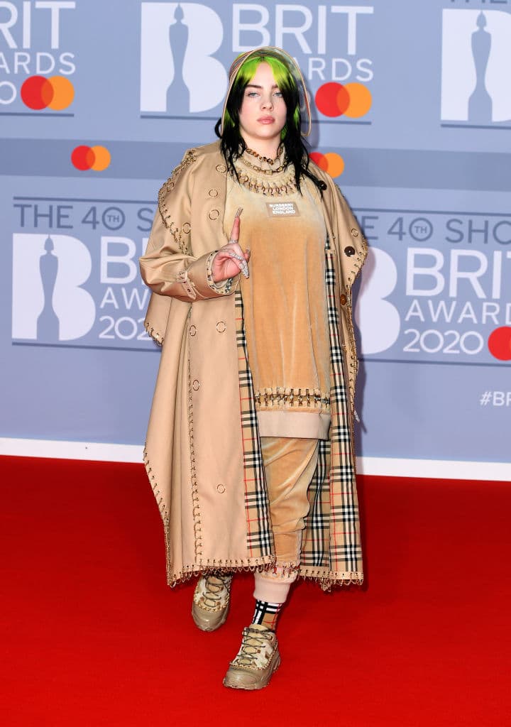 La intérprete de 18 años se ha preocupado también por combinar completamente su 'outfit' y las uñas.