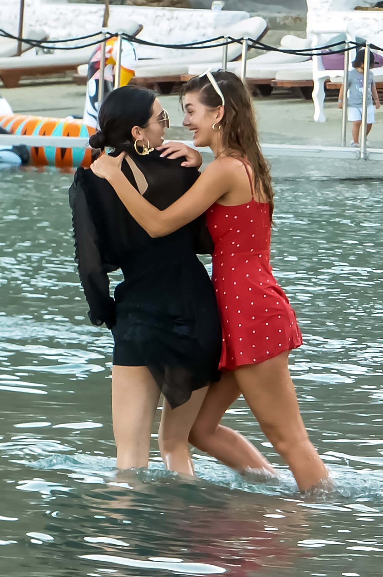 El clima en Mykonos, Grecia, está este verano por encima de los 80 grados farenheit. Sin embargo, Kendall Jenner se metió al mar con un vestido negro, largo y con los brazos cubiertos junto a su amiga su Bella Hadid.