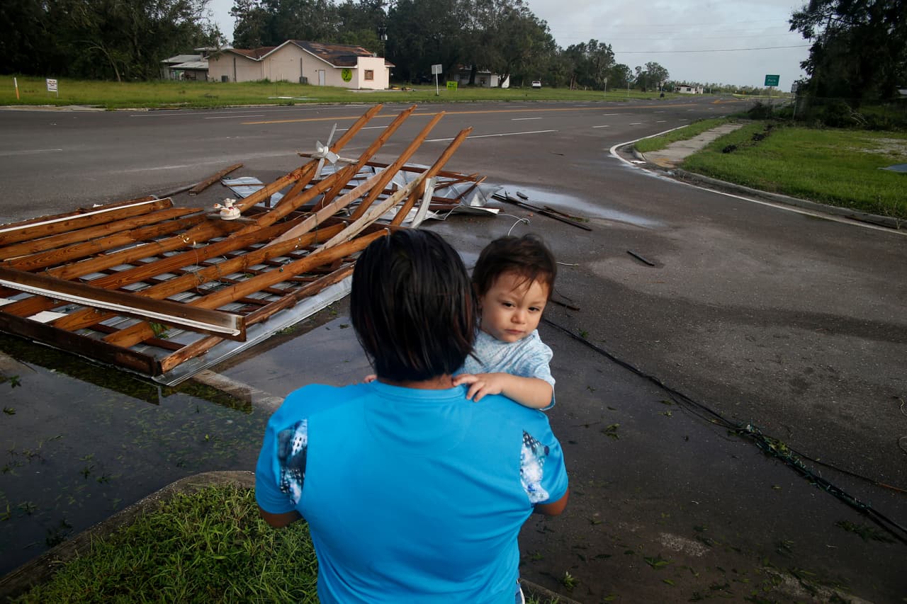 Irma llegó a EEUU después de su destructivo paso por el Caribe como una tormenta categoría 4. Gonzalo Saldivar y su hijo Luke de un año residen en Bowling Green, Florida. Salieron la mañana de este lunes y encontraron que los vientos del huracán arrancaron el techo de una casa y aterrizó en una intersección cercana.