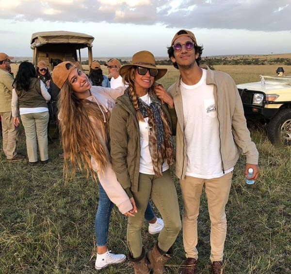 13. También se fue con sus hijos a un safari en África y vistió ropa adecuada para cubrirse de los rayos del sol.