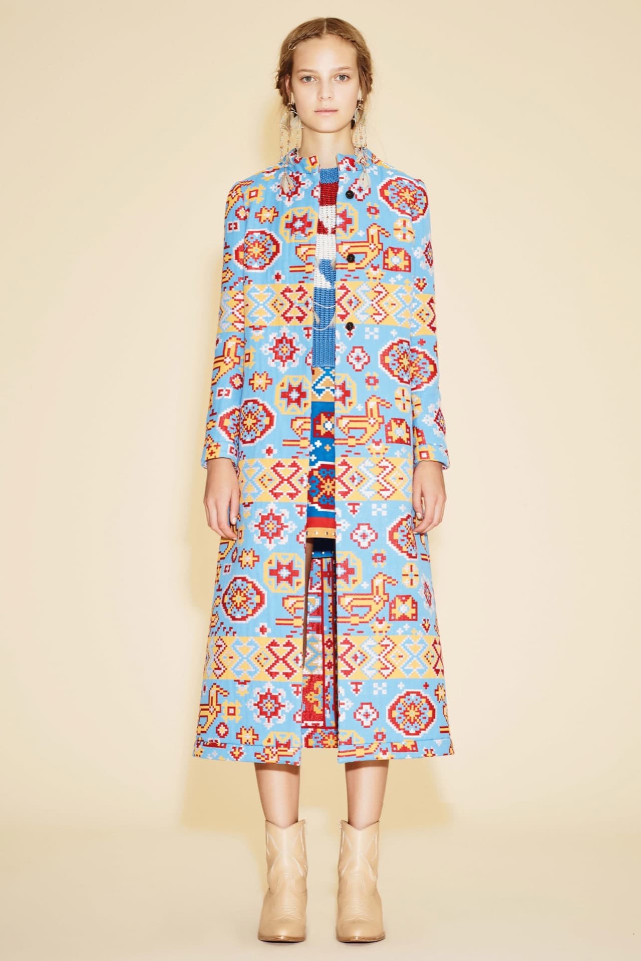 Diseños simples y con toques puritanos fue la apuesta de Valentino.