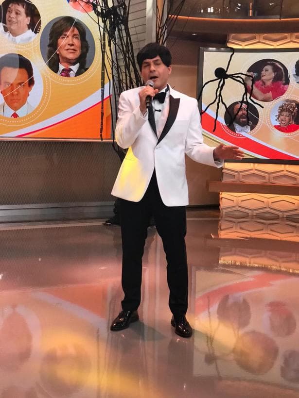 Pero ellos no fueron los únicos en representar a famosos cantantes que dejaron un gran legado en la música, Carlos Calderón imitó a José José uno de sus artistas favoritos de todos los tiempos.