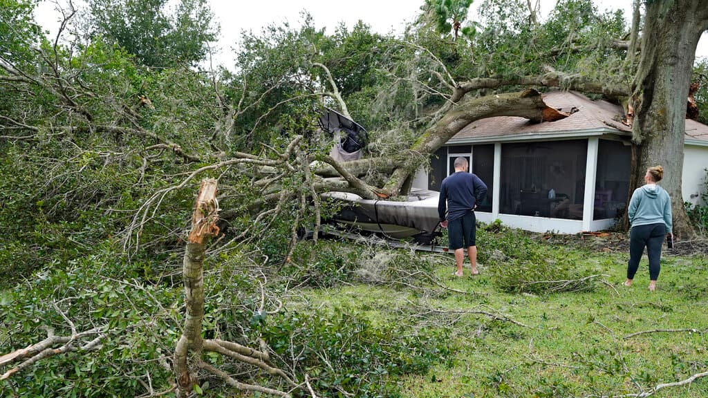 Uno de los daños más comunes que dejó este huracán fueron los destrozos producidos por los árboles que arrancaron los fuertes vientos. Como lo vivió esta familia en Valrico, Florida.