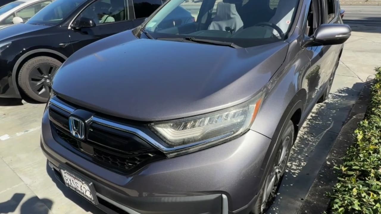 Compradora alerta sobre presiones en venta de autos y recuerda el derecho a contratos en español