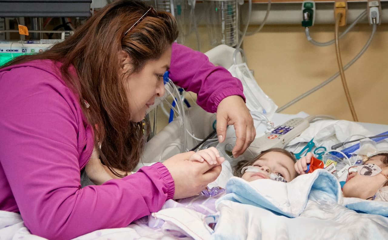 Ambas niñas están progresando positivamente, de acuerdo con los doctores que están supervisando su recuperación.