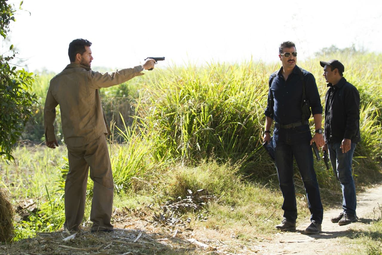 Al ver al ex coronel, John no ocultó su desconfianza hacia él.