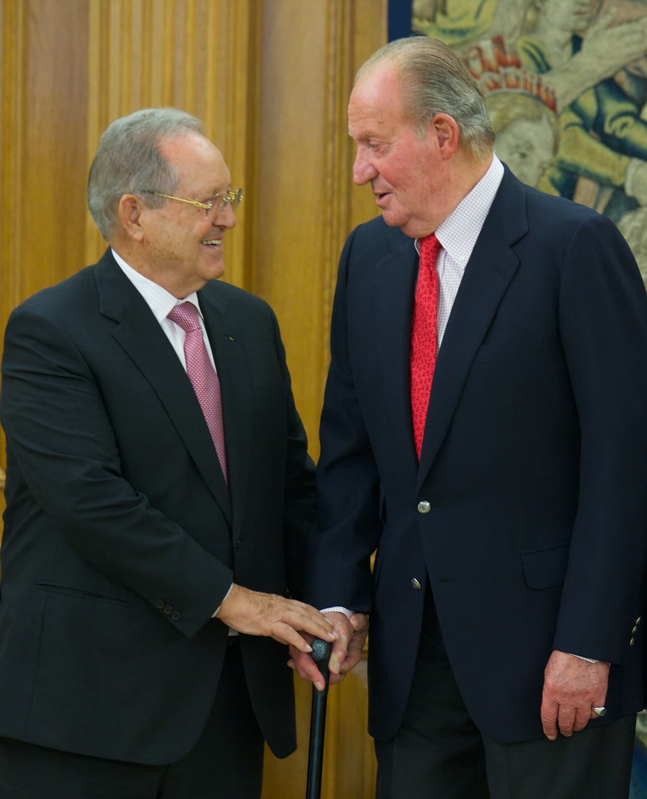 Olegario Vazquez Raña, magnate fundador de Grupo Empresarial Ángeles (GEA) en México hizo uso de al menos dos empresas offshore. Su hijo, Olegario Vázquez Aldir, abrió otras seis empresas offshore. En la foto Vázquez Raña aparece con el Rey emerito Juan Carlos de Borbón, cuya ex amante Corinna zu Sayn-Wittgenstein también estuvo involucrada en compañías offshore.