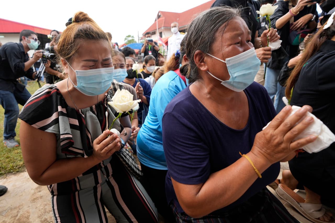 Y los detalles de lo que hizo el atacante no hacen sino agregarle al desconcierto. Un ejemplo, el atacante irrumpió en 
<b>un salón en que los niños, de entre 2 y 5 años, estaban haciendo una siesta y empezó a dispararles y apuñalarlos.</b>