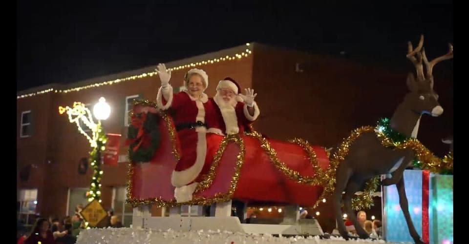 <b>Evento</b>: Apex Rotary Christmas Parade
<br>
<b>Fecha</b>: 2 de diciembre
<br>
<b>Lugar</b>: 220 N. Salem St. Apex, NC
<br>
<b>Sitio web</b>: 
<a href="https://www.apexnc.org/1710/Rotary-Christmas-Parade">https://www.apexnc.org/1710/Rotary-Christmas-Parade</a> 
<br>
<br>El evento tendrá un desfile, villancicos, tiendas y vendedores de comida y una visita de Santa en el encantador centro histórico de Apex.
