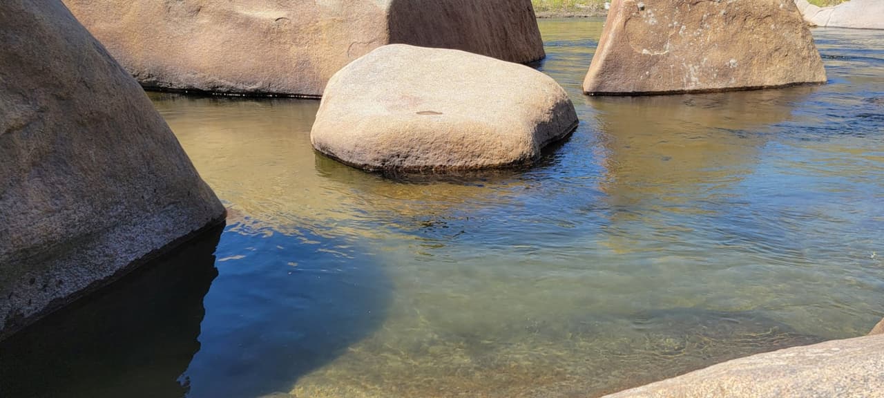 Zonas como esta son muy atractivas para los visitantes, sin embargo, las recomendaciones de los guardaparques es tener sumo cuidado, ya que las rocas, si bien son sólidas pueden resultar resbaladizas.