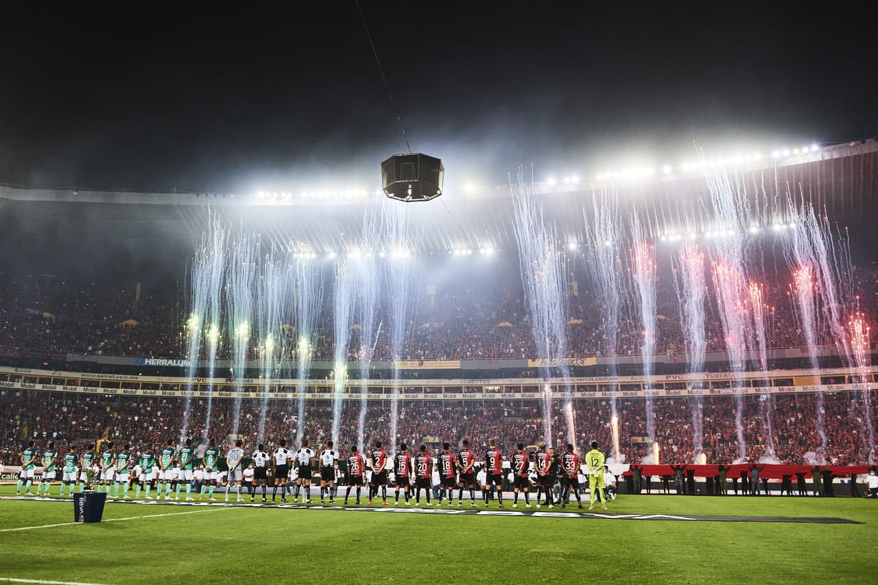 La pirotecnia ayudó al espectáculo.