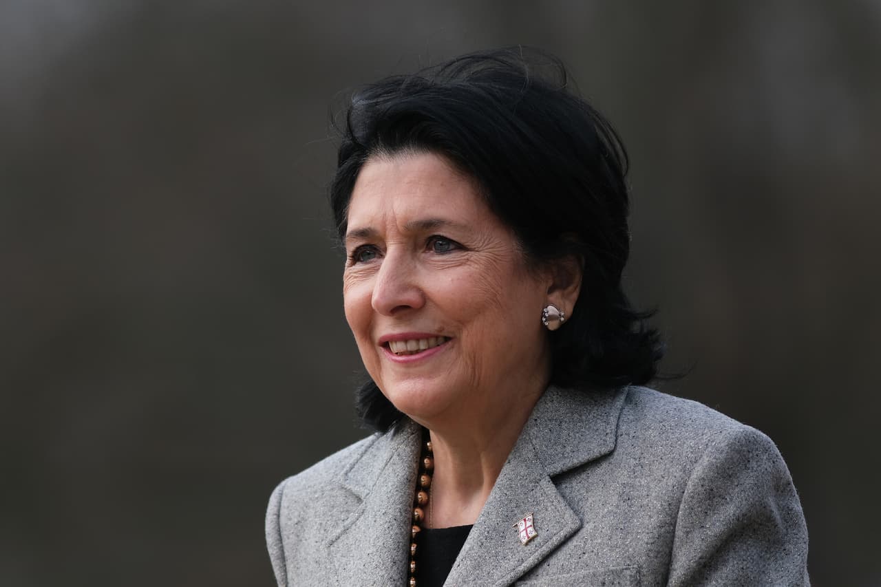 <b>Salome Zurabishvili.</b> Se convirtió en la primera mujer presidenta de Georgia en noviembre de 2018, al obtener 59.5% de los votos. Nacida en Francia, renunció a su nacionalidad para poder presentarse en las presidenciales de Georgia, país al que llegó en 2004 en calidad de embajadora, pero donde por pedido del expresidente Mijaíl Saakashvili fue nombrada ministra de Relaciones Exteriores. A sus 67 años, y con amplia experiencia en diplomacia, ha prometido llevar al país del cáucaso hacia Occidente, darle más relieve internacional, exigir más a la Unión Europea y trabajar por la reintegración de la nación.