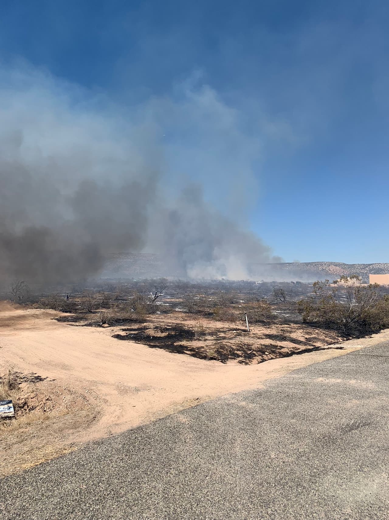 El panorama del incendio en Cornivelle que este domingo generó una orden de evacuación.