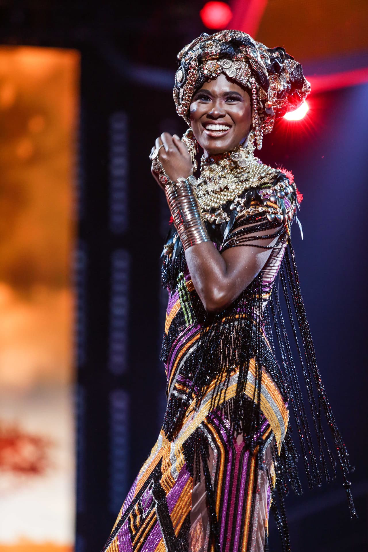 El traje de esta orgullosa dominicana se inspiró en África.