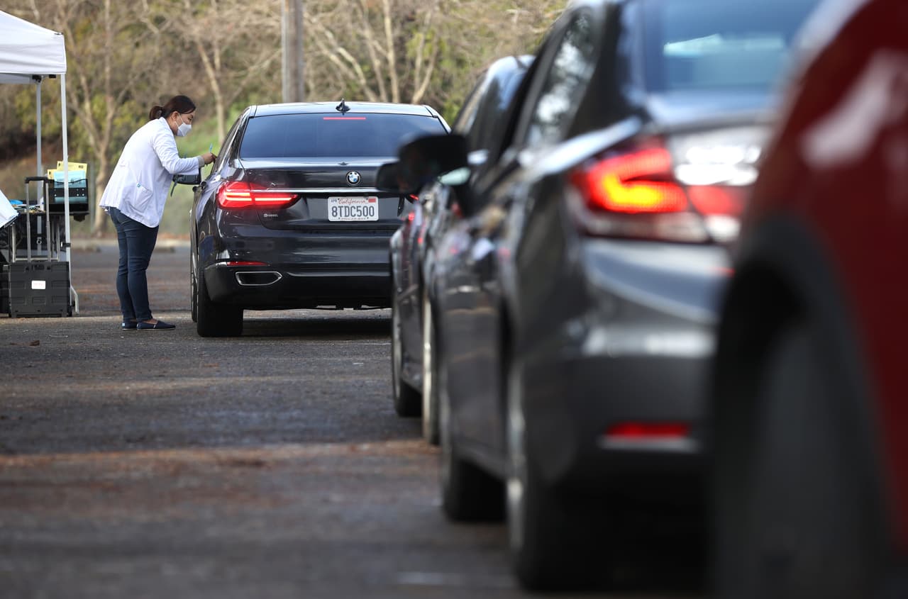 El condado de Sonoma puso en marcha un centro de
<a href="https://www.univision.com/temas/vacuna-covid-19-area-de-la-bahia">vacunación</a> masiva contra el
<a href="https://www.univision.com/temas/coronavirus">coronavirus</a> en los terrenos de la feria ubicados en la ciudad de Santa Rosa.