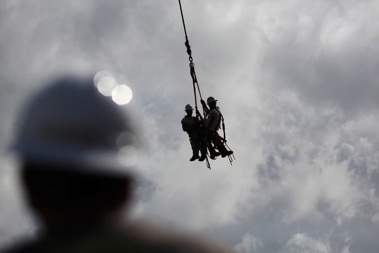 Trabajadores de la compañía Whitefish Energy reparan una línea en el pueblo de Manatí, Puerto Rico.