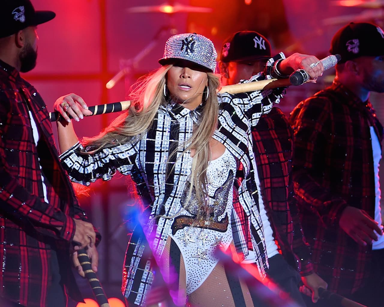 Es este nuevo espectáculo también incluye elementos como el bate de béisbol, una forma de homenajear a su amado novio y exjugador de béisbol.