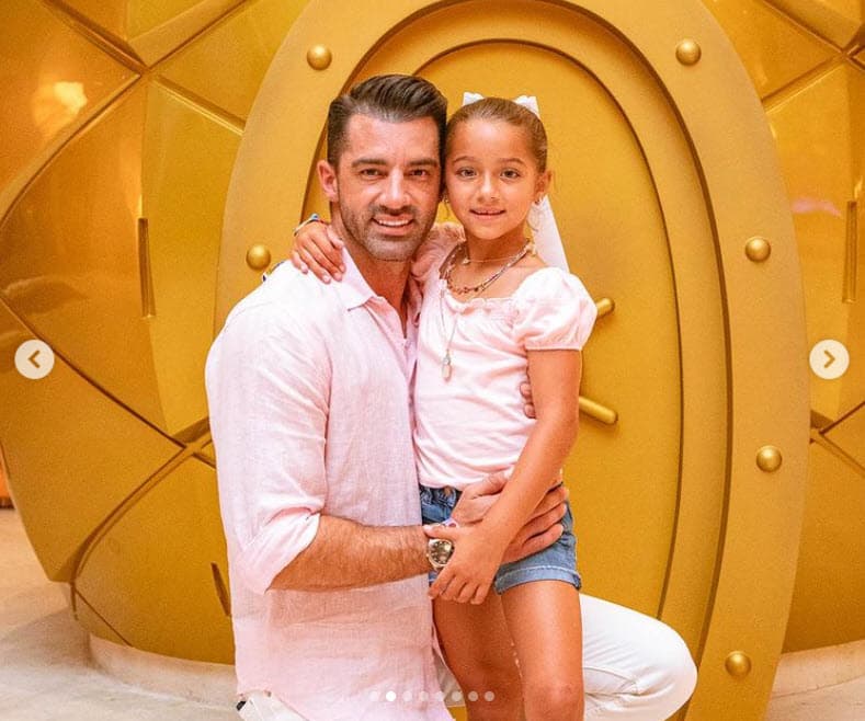 El comentario derivó por una serie de fotos como esta que Toni Costa colgó el pasado viernes 11 de marzo: "El día tiene 24 horas, por unos segundos (que Alaïa no sonríe) no se puede decir que eso es así siempre", agregó en respuesta a la crítica. 
<br>