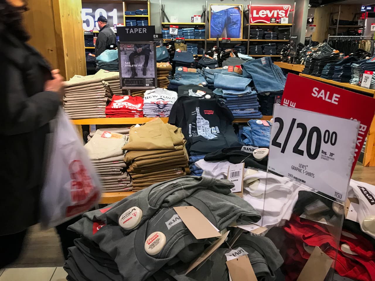 El desplome de las ventas a causa de la propagación del nuevo coronavirus se dio cuando las tiendas por departamentos como JC Penney llevaban más de una década luchando con una caída en sus ingresos en medio de los cambios que ha afrontado la industria, como por ejemplo el 
<i>boom</i> de las ventas online.