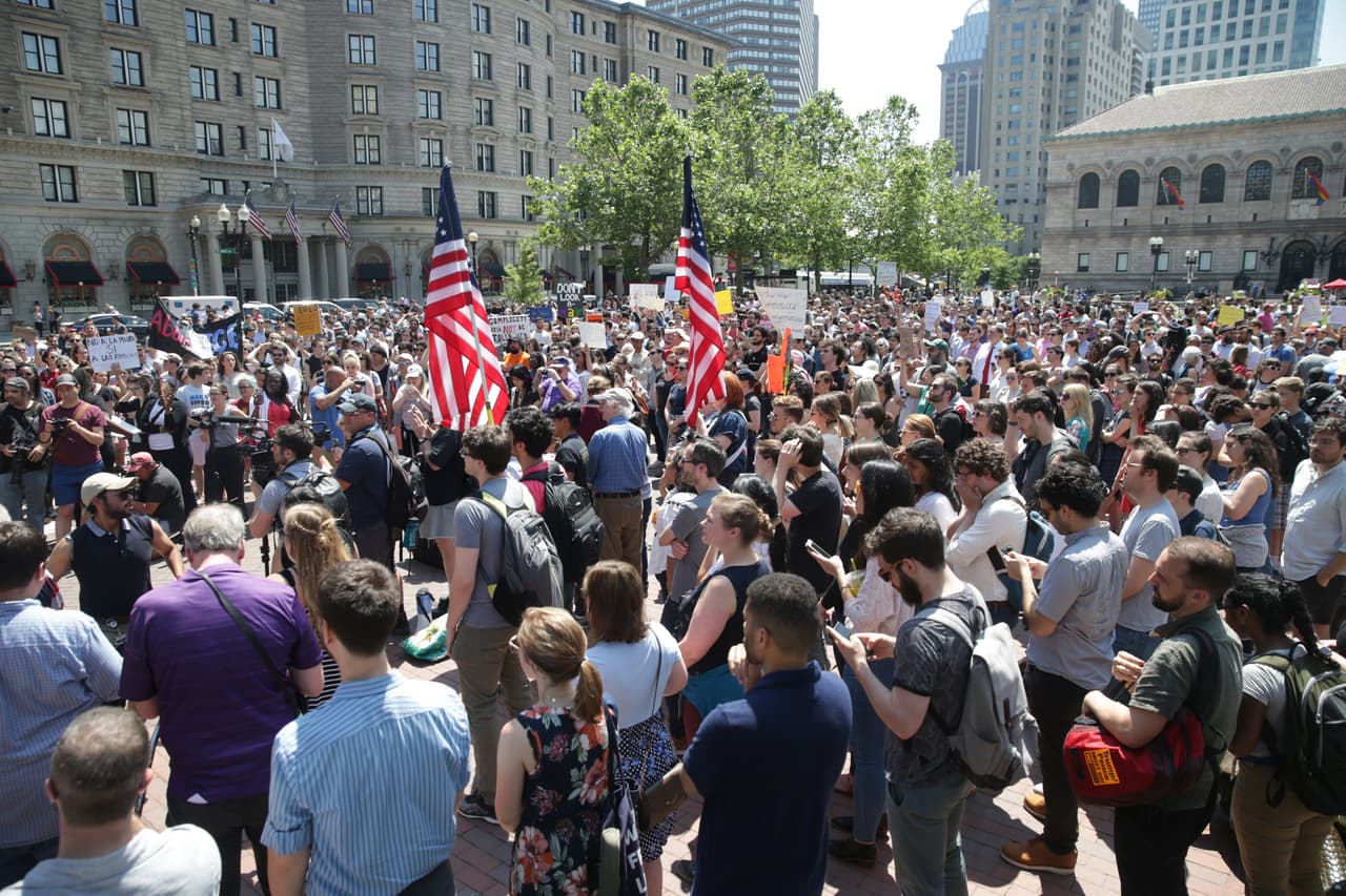 Varios cientos de personas, entre ellos empleados de la tienda de muebles Wayfair Inc, protestaron un pedido de más de 200,000 dólares en muebles de dormitorio que serían llevados a Carrizo Springs, Texas, para equipar un centro de detención de niños inmigrantes.