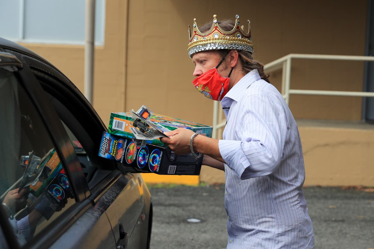 La entrega, que se realizó en un complejo de almacenes y fue tipo servicarro, forma parte del esfuerzo que anualmente la Fundación Toys for Tots, del Cuerpo de la Marina de los Estados Unidos realiza para llevarle alegría a niños en desventaja económica, no solo en Puerto Rico sino en toda la nación americana.