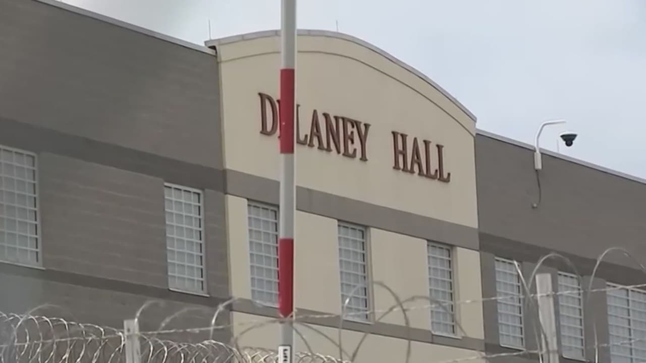 Despiden al padre salvadoreño Edwin Lopez-Cornejo mientras denuncian otra muerte de un inmigrante de Delaney Hall