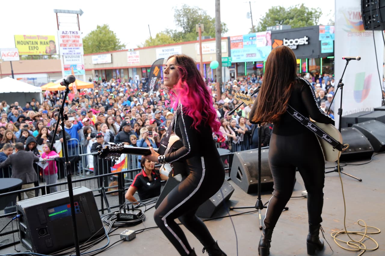 Con su talento y belleza prendieron la fiesta callejera del Latin GRAMMY