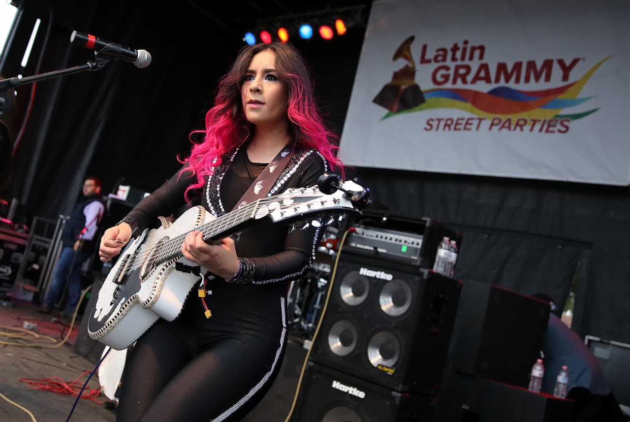 Con su talento y belleza prendieron la fiesta callejera del Latin GRAMMY