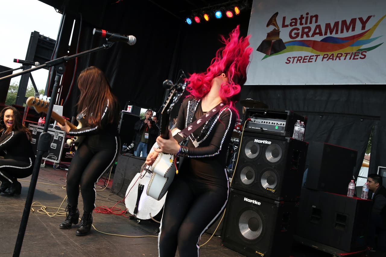 Con su talento y belleza prendieron la fiesta callejera del Latin GRAMMY