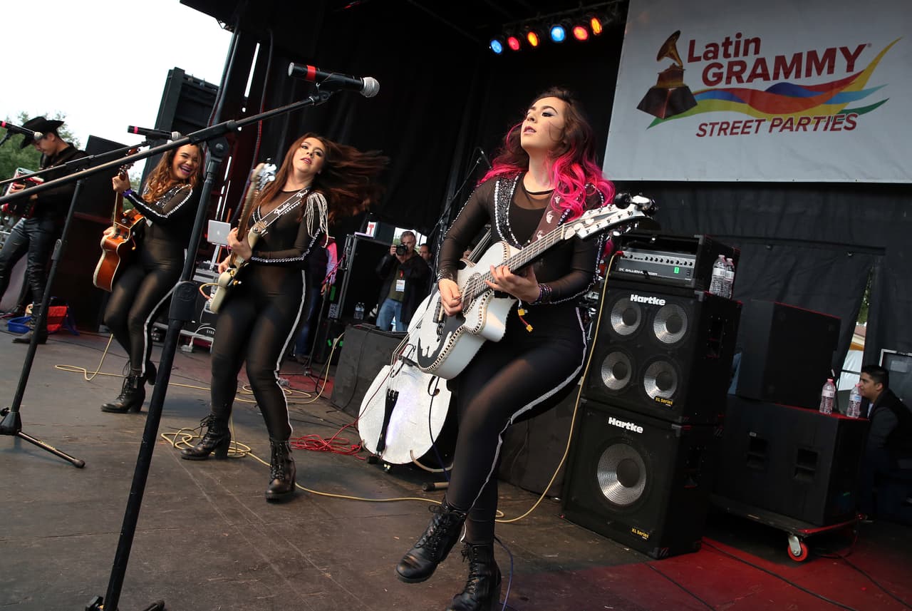 Con su talento y belleza prendieron la fiesta callejera del Latin GRAMMY