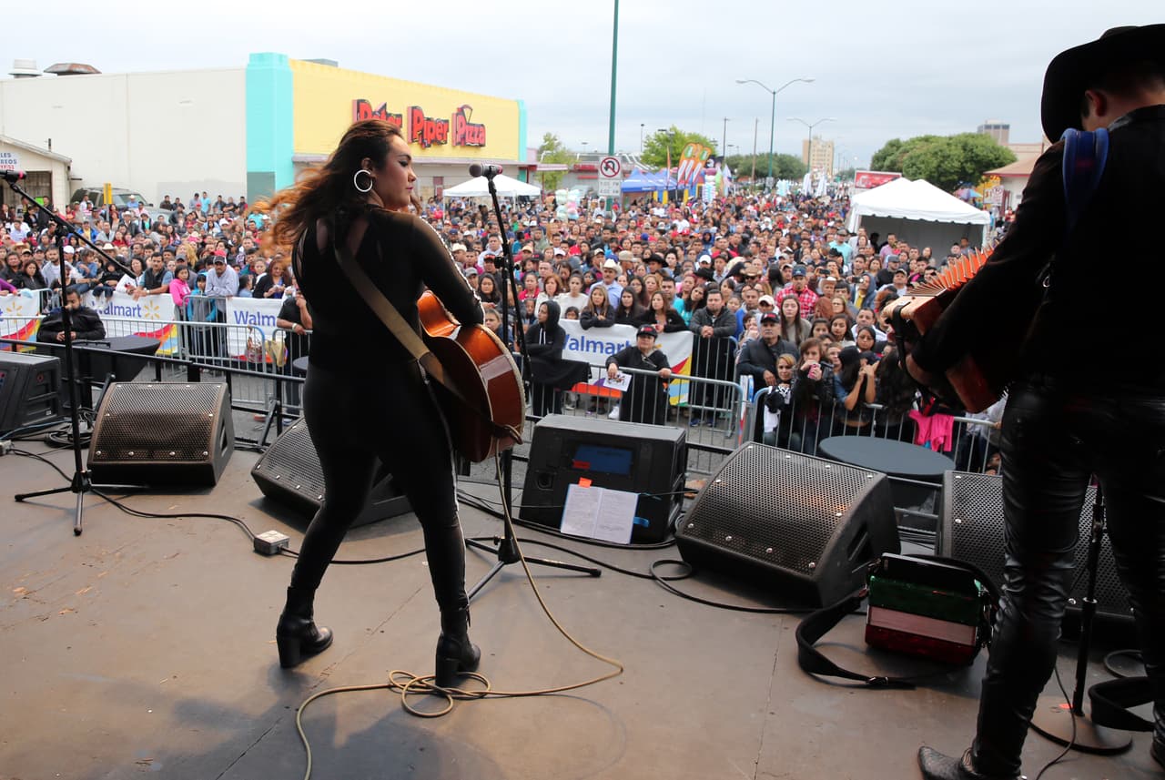 Con su talento y belleza prendieron la fiesta callejera del Latin GRAMMY