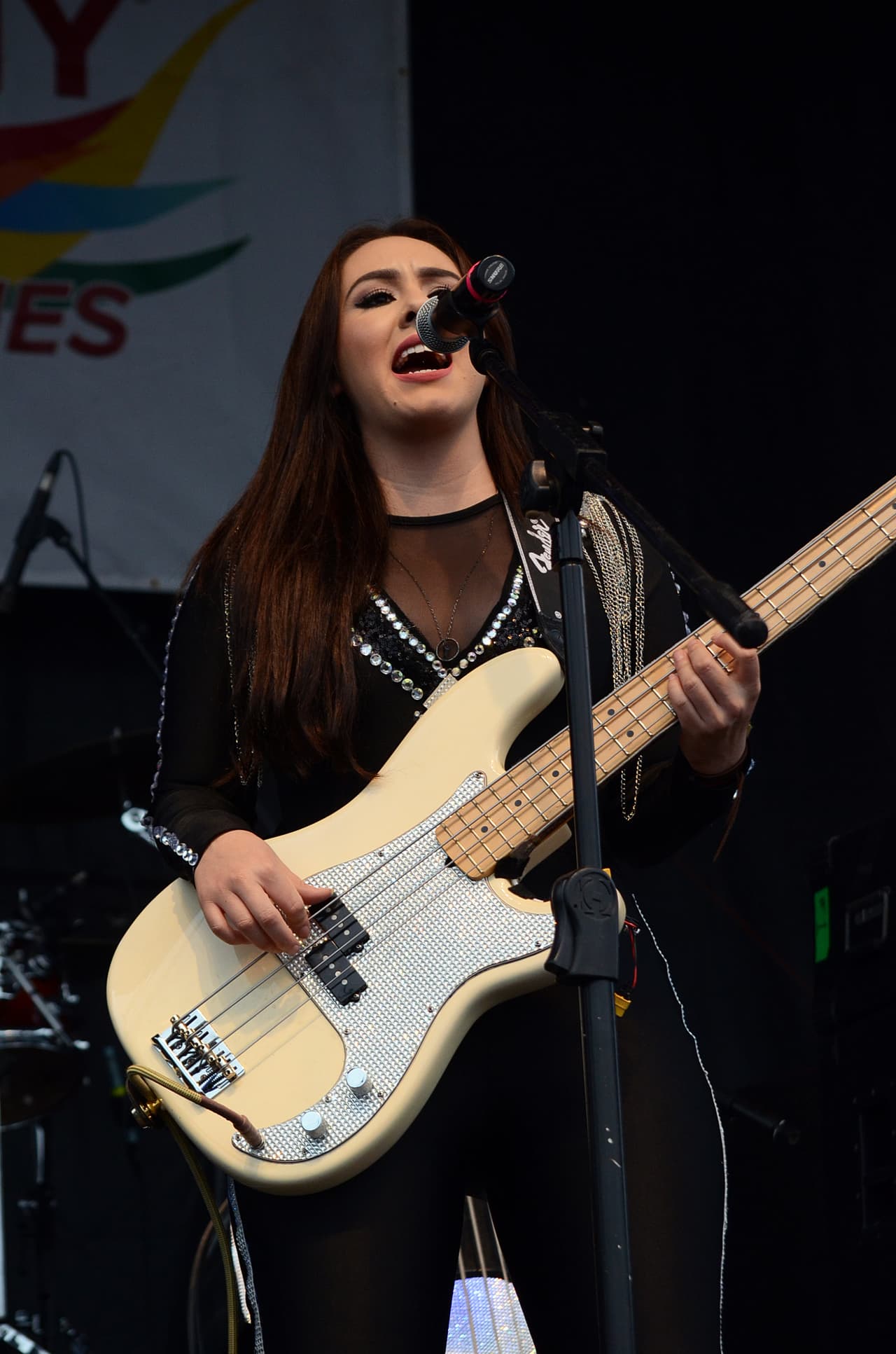 Con su talento y belleza prendieron la fiesta callejera del Latin GRAMMY