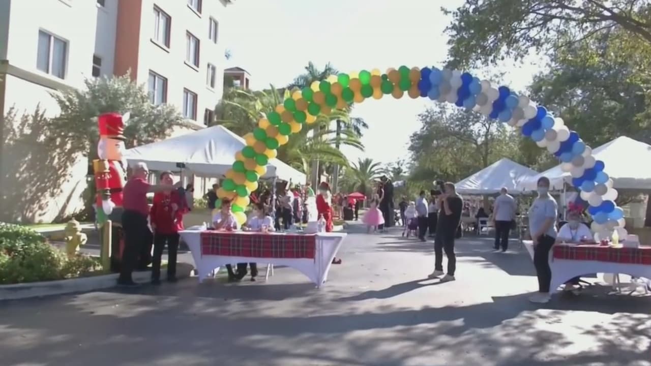 Ancianos residentes de The Palace Suites, en Kendall, tuvieron un emotivo reencuentro con sus familias