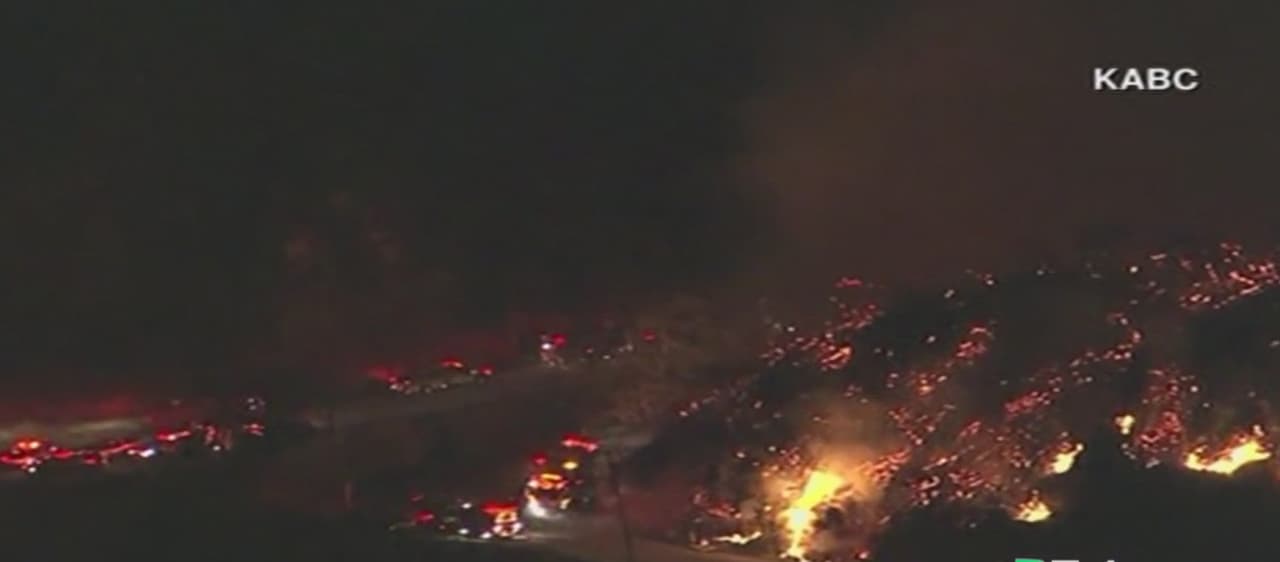 Evacuaciones voluntarias en Malibu por incendio de maleza