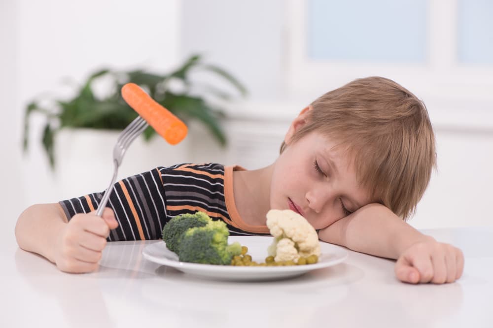 Para la cena lo ideal es comer alimentos que te produzcan una sensación de saciedad. Además que sean comidas de fácil digestión y que el nivel de grasa sea mínimo. Si has notado que tu hijo no está durmiendo bien tal vez radica en lo que esta cenando.