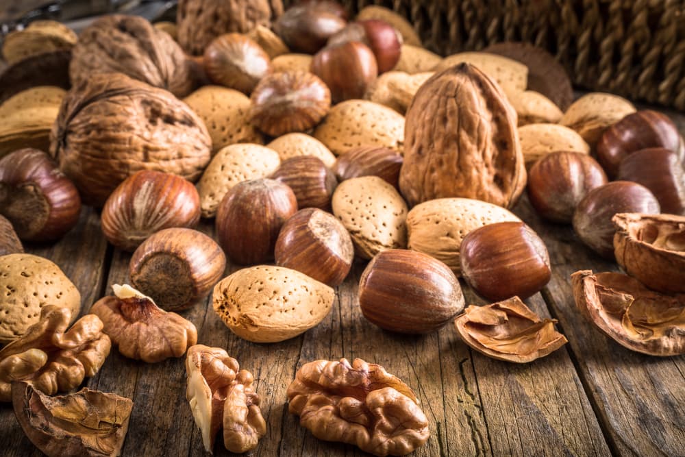 En las cenas procura la carne de pavo o pollo y una dosis de nueces y almendras ricas en triptófano y magnesio.