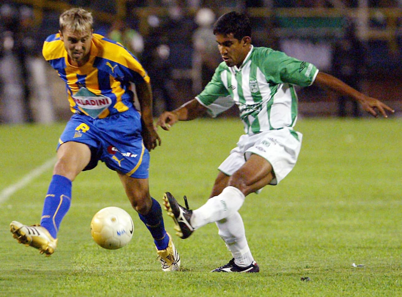 Sin embargo, en el 2004 él ya tenía 30 años y las piernas comenzaron a menguar. Jugó con Rosario Central antes de emigrar a México en 2007.