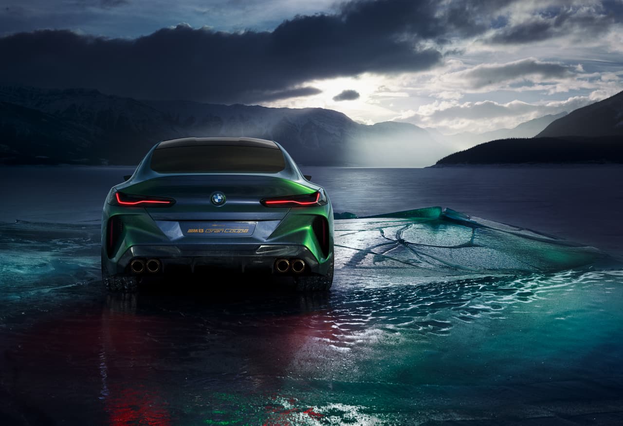 En el BMW M8 Gran Coupé Concepto se da prioridad a la ligereza, por ello las entradas de aire y el toldo están fabricados en el 
<b>polímero reforzado con fibra de carbono</b> (PRFC, por sus siglas en inglés). Si bien BMW no ha dado referencias en cuanto al peso de este concepto, sabemos que cuando sea realidad es probable se ubique en el rango de las 4,400 libras (dos toneladas de peso).