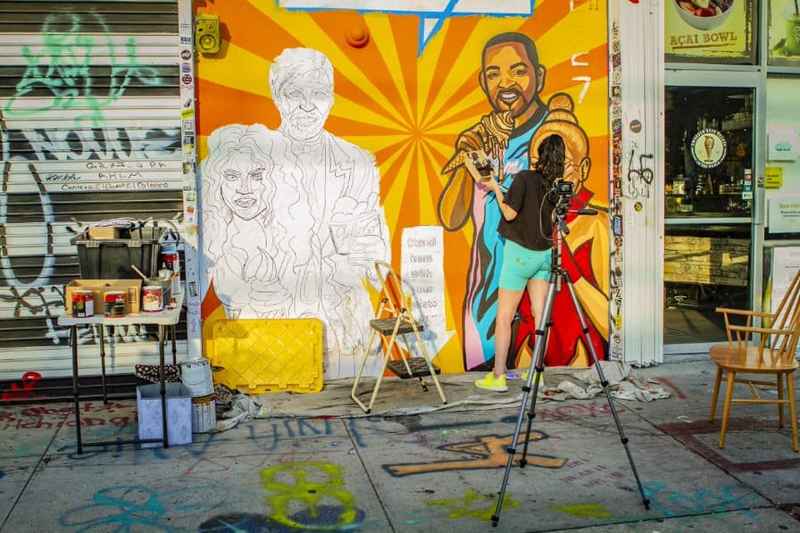 Grafiteros y muralistas toman las calles del lugar para crear sus obras.