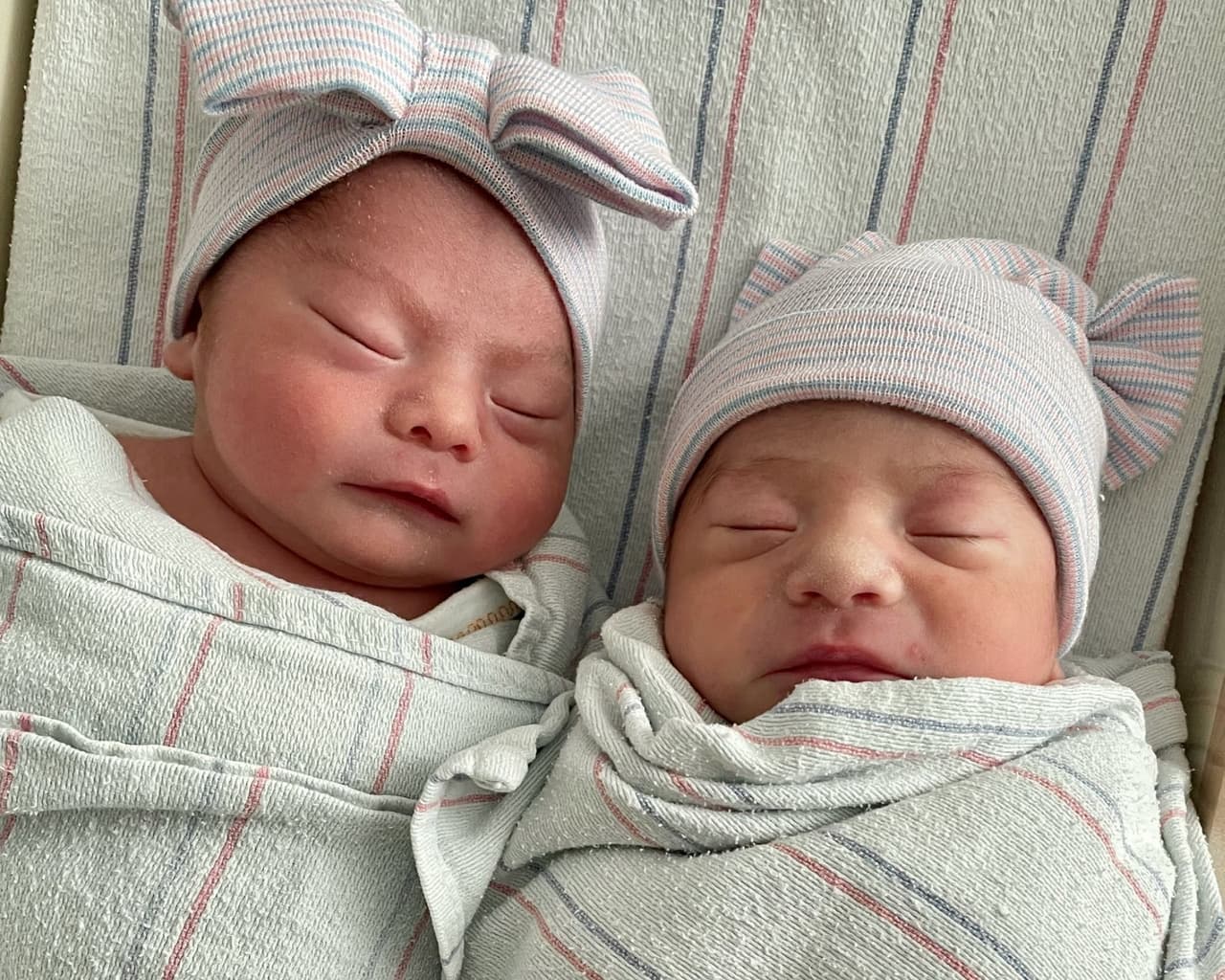 Los primeros bebés del condado de Monterey fueron los 
<b>gemelos de Greenfield</b> Aylin y Alfredo Trujillo. Ellos nacieron con solo 15 minutos de diferencia, pero lo que hace su nacimiento tan raro es que nacieron en diferentes días, meses y años.
<br>