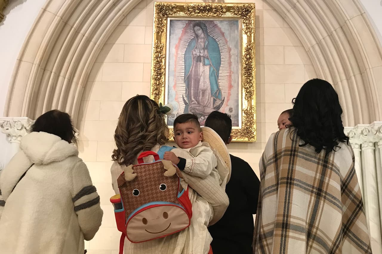 Cientos de feligreses se reunen en la Catedral de Dallas para celebrar a la Virgen de Guadalupe.