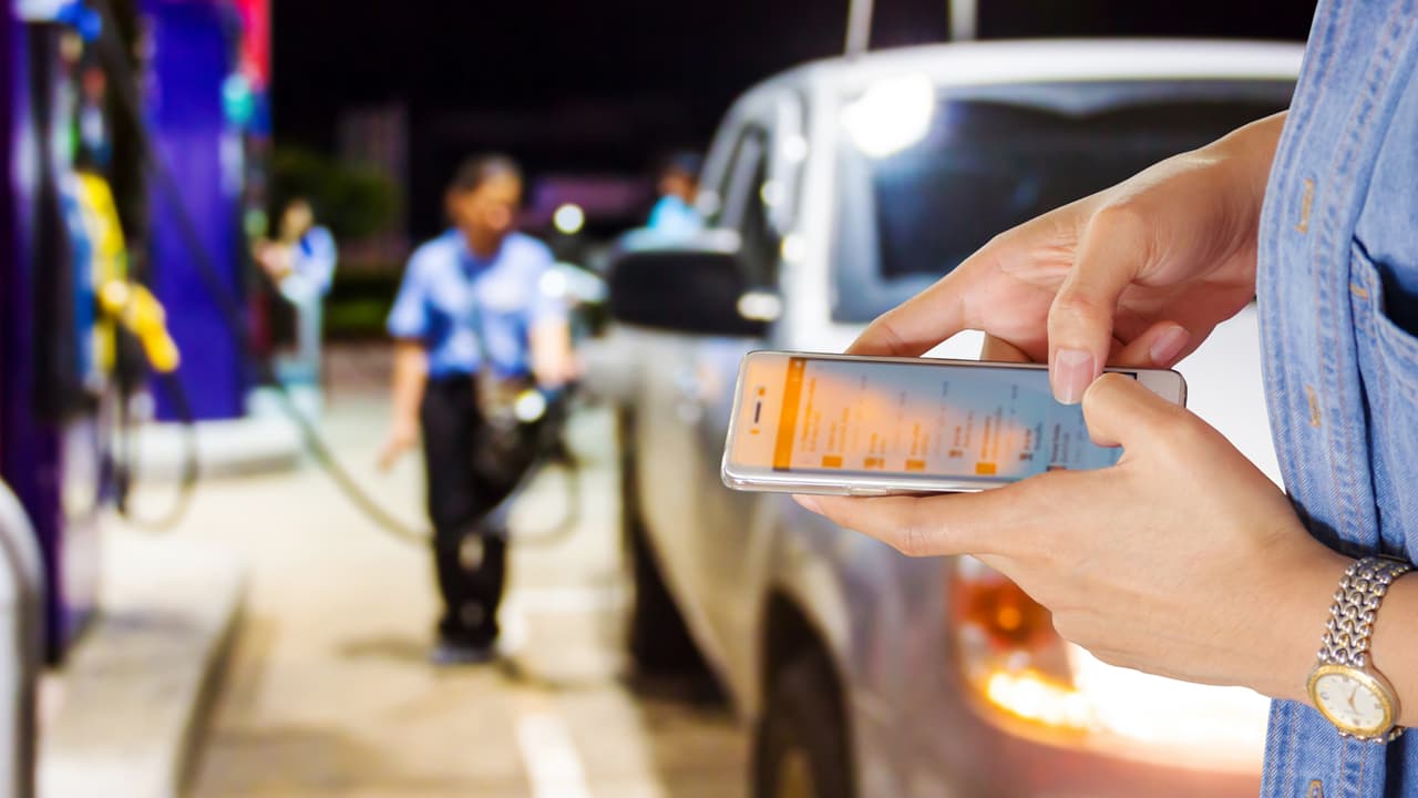 <b>5.</b> Usa aplicaciones para buscar los mejores precios de la gasolina en tu área.
