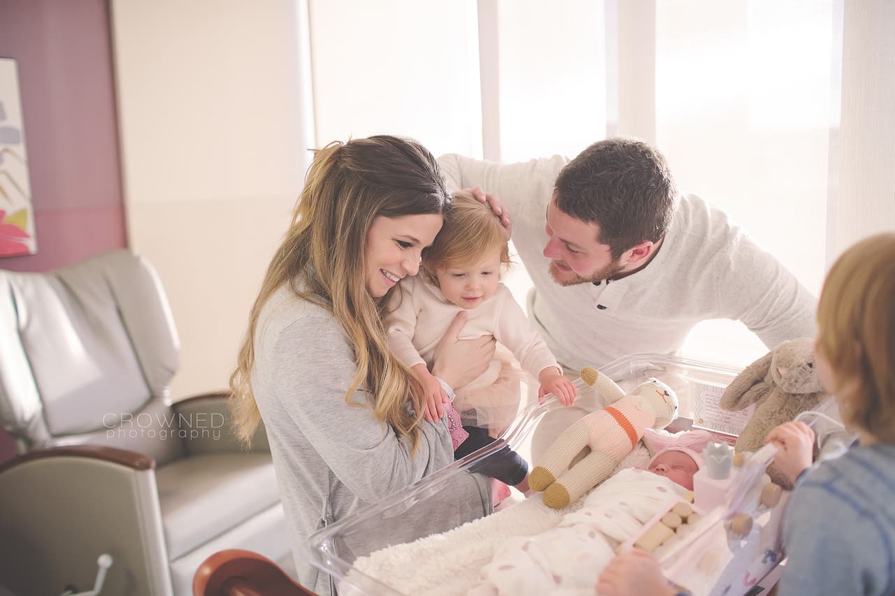 A los pocos minutos la magia del momento se había extinguido y la bebé jugaba nuevamente con su hermano. Ese momento en que la madre se aferra a su bebé es uno por el que muchos padres pasan cada vez que llega un nuevo hijo.