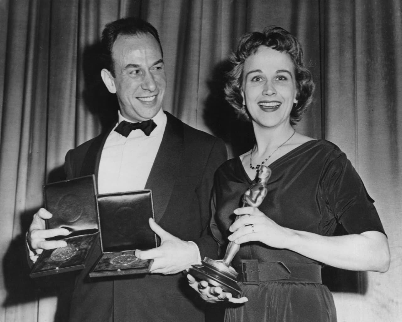 <b>José Ferrer</b>: nació en San Juan, Puerto Rico en 1912 y falleció en 1992 en la Florida. Fue un recordado actor, y el primer latino y puertorriqueño en ganar un premio Oscar por su participación en ‘Cyrano de Bergerac’, una cinta del 1950. 
<br>
<br>