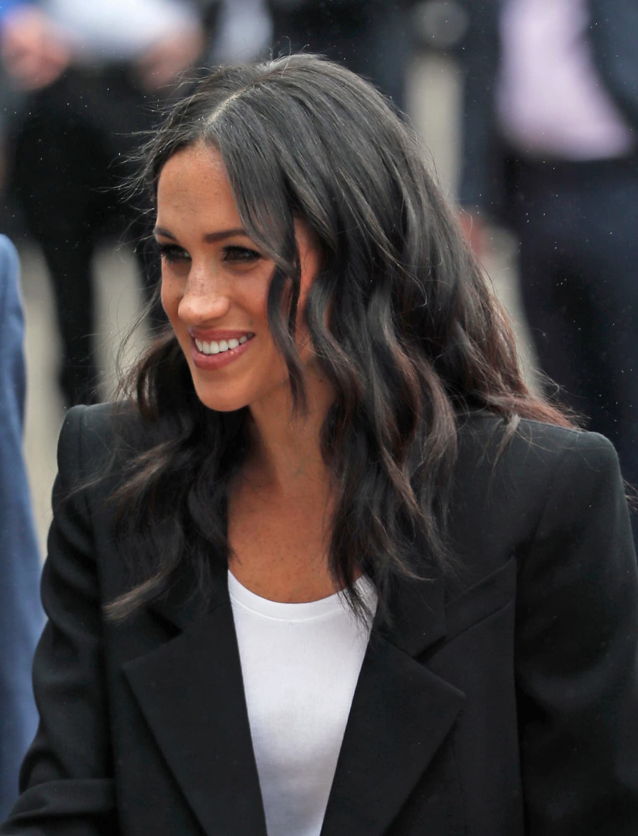 En este segundo cambio, la duquesa accesorizó con
<u><a href="https://modesens.com/us/en/product/GIVENCHY-GV3-FRAME-BAG-7602100/?utm_source=google&utm_media=CPC&refinfo=gSH7602100&gclid=CjwKCAjw1ZbaBRBUEiwA4VQCId0lg3YFGE5_cIQleWSWDUagLDMrMMhg5rL-nzBkVkBg0orKnaczHRoCxngQAvD_BwE&utm_expid=92191193-46.rV64DDzxT1Ogdl7UU1N6cA.0">el bolso GV3</a></u> ($2,450) y no llevó joyería.
<br>
<b>Costo total del outfit: $7,790.00</b>