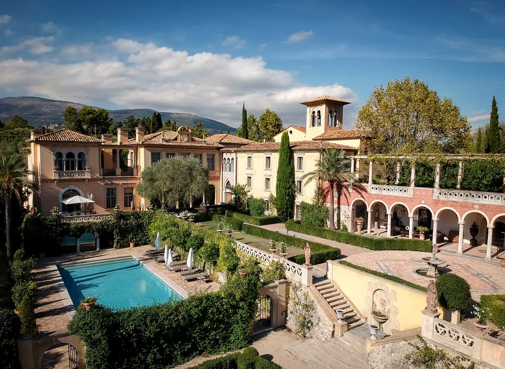 Esta mansión es conocida con el sobrenombre de Castillo Diter, propiedad de Patrick Diter, un empresario millonario francés.
<br>