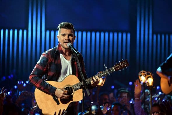 El cantante sorprendió al público con el sencillo "Una flor".