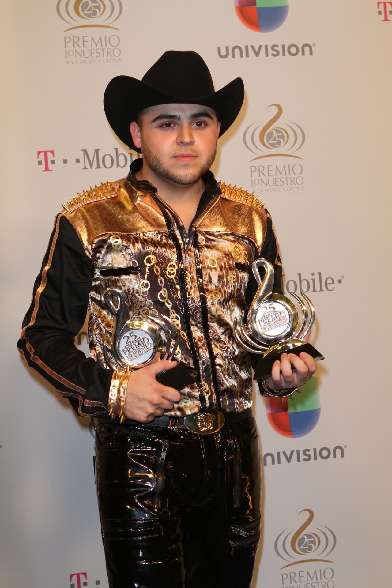 El jovencito Gerardo Ortiz sorprendió en Premio Lo Nuestro 2013 al obtener los galardones de 'Mejor Canción de Regional Mexicano' por el tema: 'Amor confuso' y 'Mejor Cantante Norteño del año'.